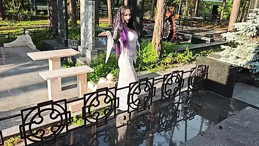 Gotik cadı mezarlıkta dolaşıyor, kara büyü ritüelleri yapıyor ve seni ona ve şeytana tapmaya hazırlıyor.