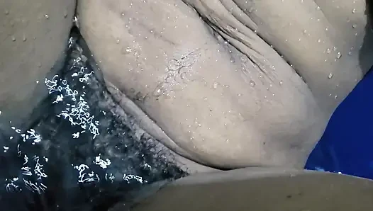 Yağmur yağıyor ev yapımı seks, ateşli evli kadın büyük amcık ve kıllı amcık yakın çekim
