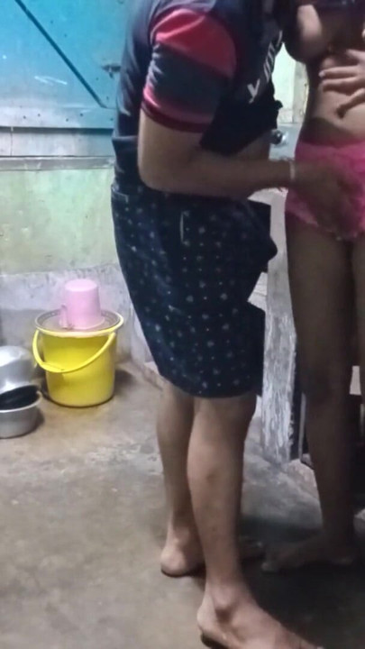 Hint bengalce hizmetçi mutfağı pe kam kar rahi thi moka miltahi hizmetçi ko jabardasti choda malik na. | Klip 2