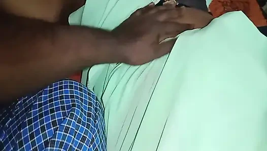 .teyzemin evine gittim ve sari içinde o kadar güzeldi ki göğüslerini aldım ve onunla seks yaptım.