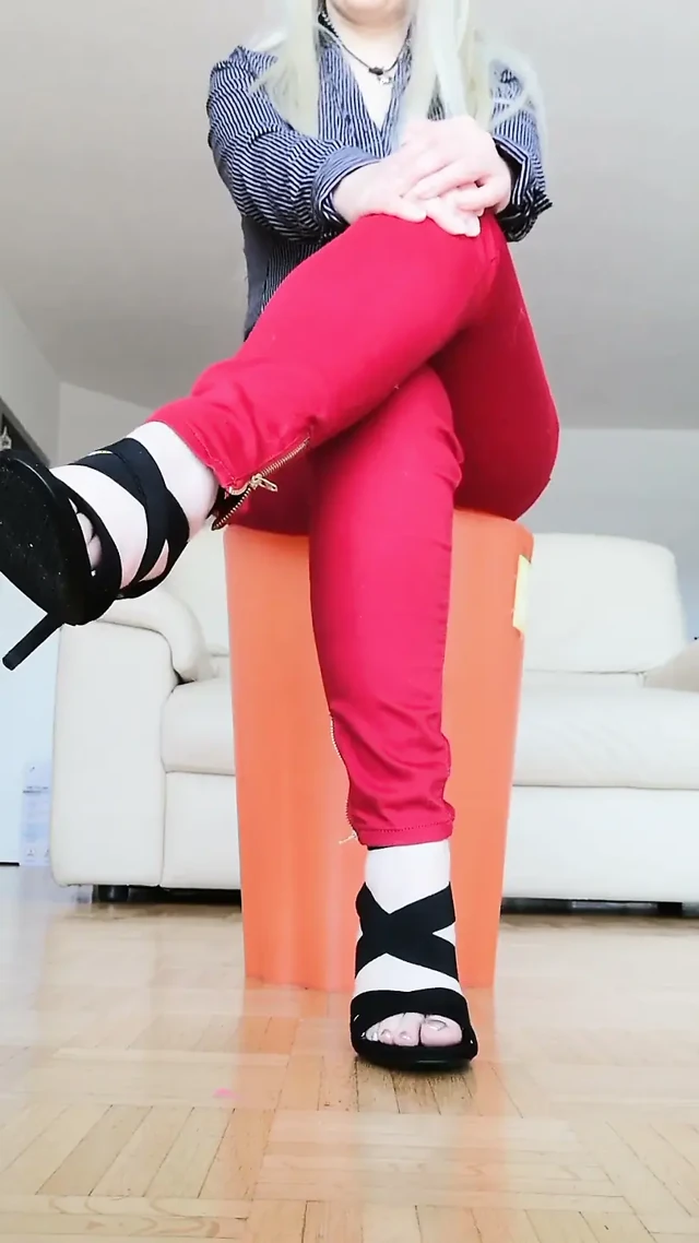 Raven Toe-tapping with Crossed Legs Red Jeans and High-heeled Sandals
