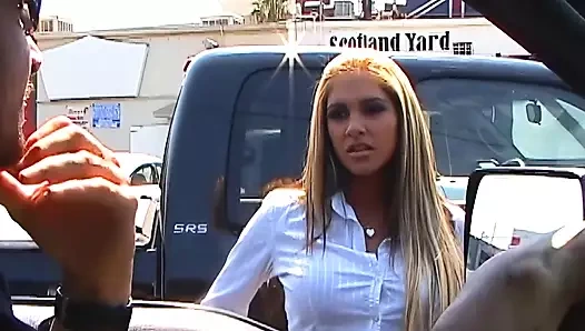 Carmel Moore erkek arkadaşının büyük yarağını sıkı amına sokuyor