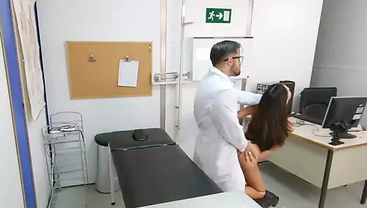 Sapık yaşlı jinekolog 18 yaşındaki minyon genç bakireyle sikişiyor