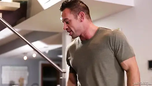 Lilly Lit iş üzerinde yakalandıktan sonra ateşli polisle sikişiyor