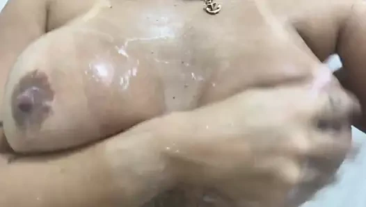 Sıcak Brezilya sarışın banyo