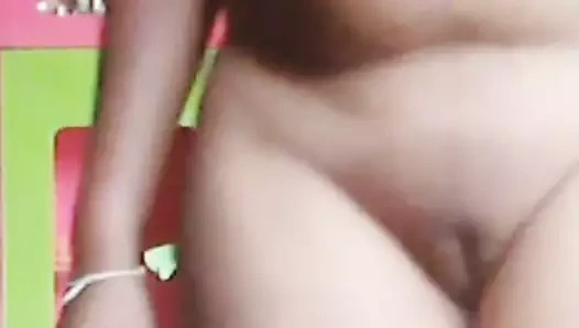 Hintli inek kadın götünü açıp sikiyor