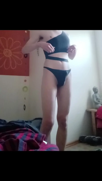 Femboy vücudunu sunuyor