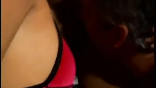 Yaşlı adam ve takma yaraklı piliç dövmeli sürtükle üçlü seks yapıyor