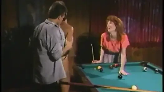 Seksi hatunlar ve azgın adam bilardo masasına yatarken sevimli hatunların amını sikiyor