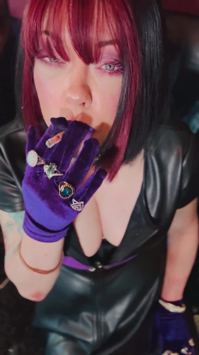 Sigara içen kraliçe Tina Snua deri ve eldivenler içinde mantar sigarası içiyor | Klip 1