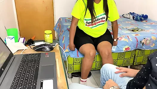 Büyük götlü üvey teyzeme aşık oldum, çok güzel ve o büyük götle beni 5 saniyede boşaltıyor