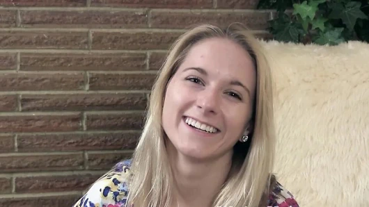 Naomi röportaj yaparken çıplak şeritler