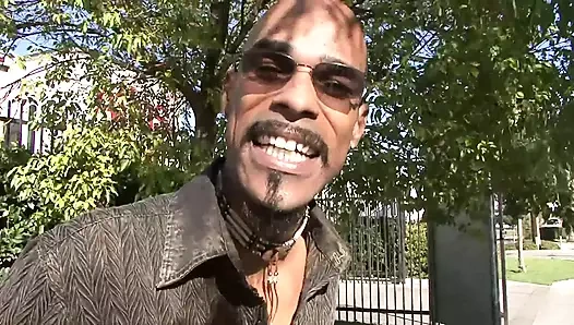 Zenci sürtük büyük zenci yarağına biniyor