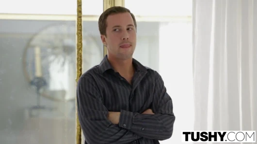 Tushy - çocuk bakıcısı kelsi monroe iş yerinde anal alır