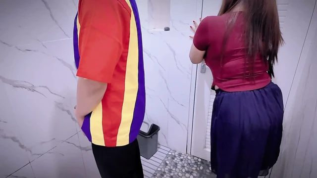 Mavi market kasiyeri deli kızı halka açık tuvalette tuzağa düşürdü