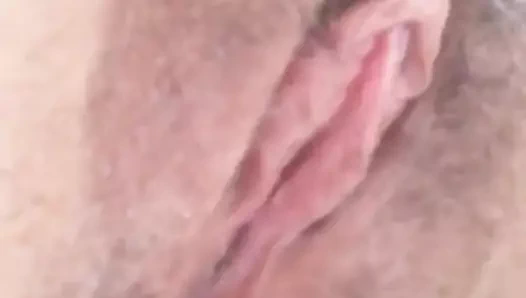 Karısı ben yokken kendini eğlendiriyor