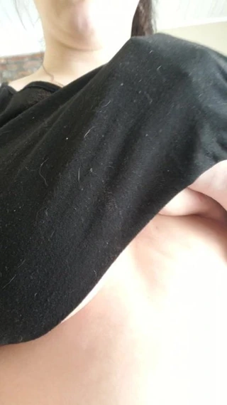 Caitlin göğüsleriyle oynuyor