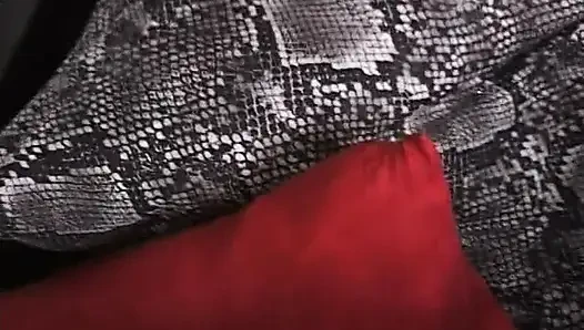 Kızıl saçlı kadın parmakları ve yarağıyla oynuyor
