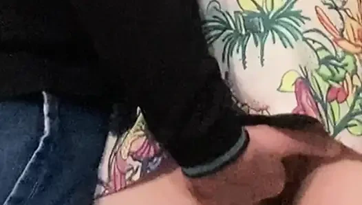 Aldatan evli kadın kalabalık bir metroda mastürbasyon yapıyor