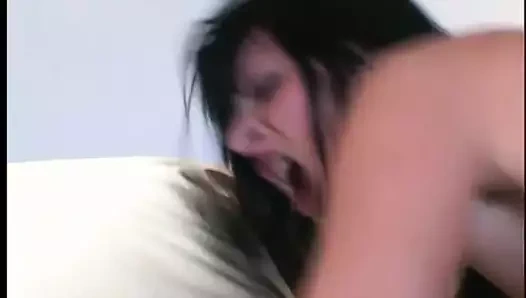 Sarışın bebek sıkı kedi ile üstte büyük bir horoz tırmanıyor