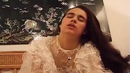 Büyük memeli Fransız gelin yeni kocasından sert sikişiyor