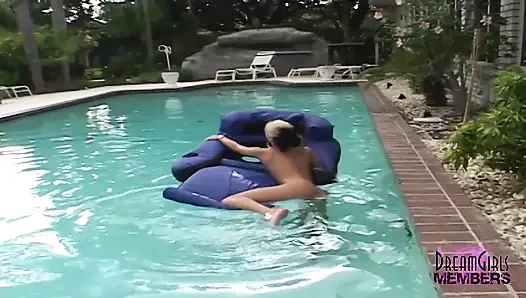 Açık havada amcık gösterisi ve mastürbasyon