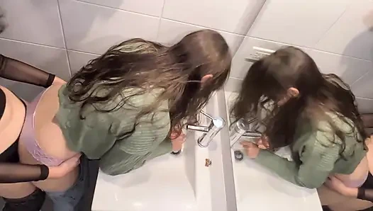 İki büyük götlü üniversiteli kız durmadan sikişiyor