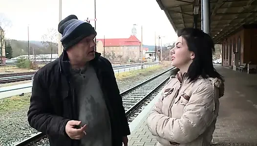 Azgın Ev Kadınları Tamirci Tarafından Parmaklanıyor Ve Sikiliyor