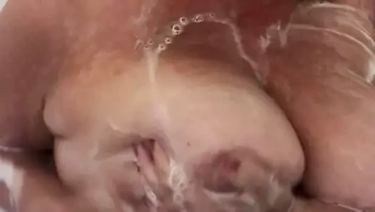 Tatlı, pürüzsüz ve kaygan xxx benim büyük memelerimdeki köpüğü seviyorum