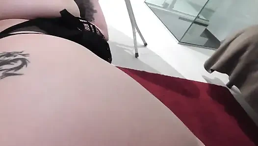 Lisi Kitty azgın seks istiyor ve göğüslerine boşalıyor