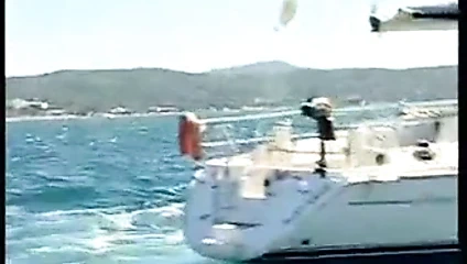 Genç erkekler bir teknede lanet