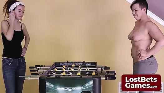 Striptizli bir langırt oyunu sonunda şaplak atma sözü veriyor