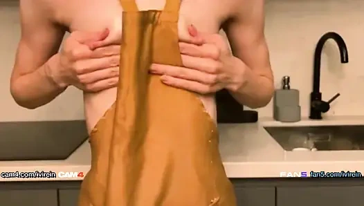 Guarda questa piccola ragazza si bagna la figa
