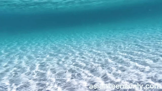 Asyalı tatlı kızın rüyasında yüzme ve seks