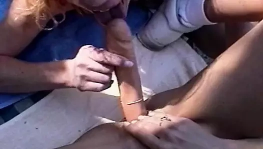 Lezbiyen çift havuzun yanında biraz eğlenmek zorunda