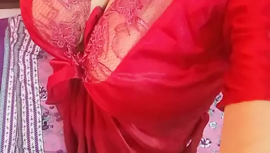 Sıcak niki sulu göğüsler için shagg mastürbasyon yapmak