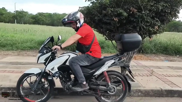 Doğal memeli orta yaşlı seksi kadın sarışın emlakçı yeni boşanmış müşterisini sikiyor