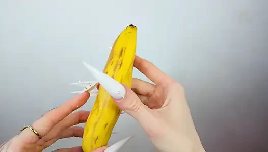 Uzun beyaz tırnaklar yarak gibi muzu tırmalıyor ve parçalıyor