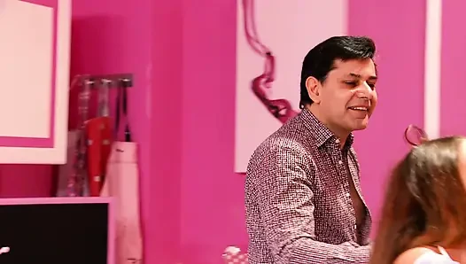 Cathy Heaven ve Sara Class bir delikanlının ikisini de sikebilmesi için götlerini yığıyor