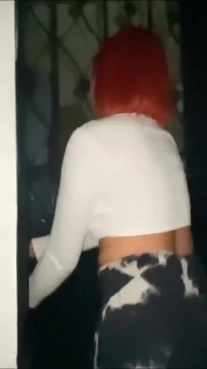 Sokakta komşumla tanışıyorum ve beni onu sikmek için evine davet ediyor | Klip 1
