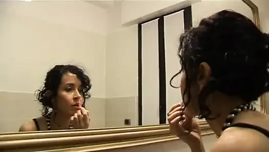 Seksi ve ateşli orta yaşlı seksi kadın sevgilisinin yarağını bekliyor