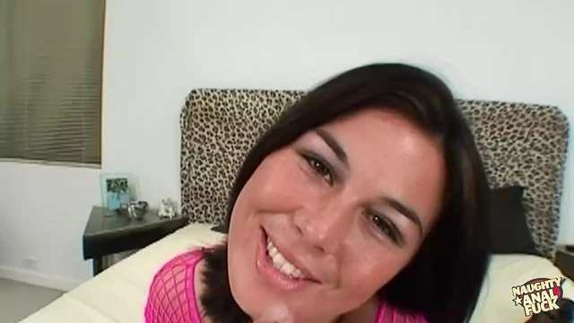 Üç sapık ve asılı adam yaramaz Ashley Blue'ya hatırlaması için anal bir deneyim yaşatıyor