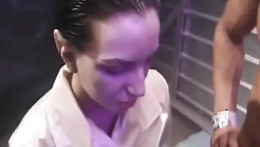 Baştan çıkarıcı esmer orta yaşlı seksi kadın vahşi sert sikişte büyük zenci yarağını alıyor