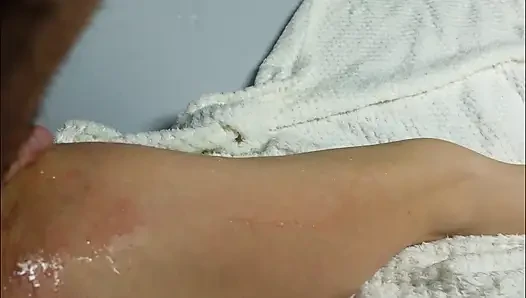 Amatör eş MILF kanepede yumruk atıyor, gerçek bir squirt Polonya'dan fışkırıyor