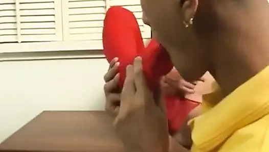 Kırmızılı Asyalı travesti