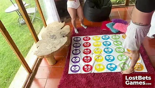 Striptiz Twister oyunu kazananı için sakso sürprizi