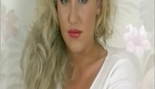 Büyük memeli sarışın geniş açıyor ve amını parmaklıyor