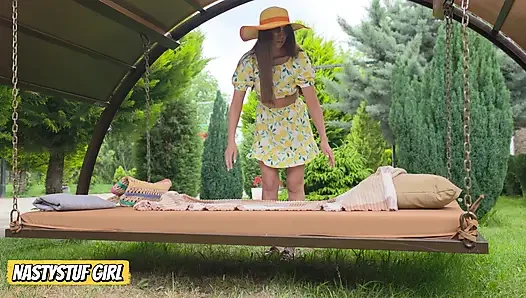 Kuşlar şarkı söylerken güneşli bir günde banliyö parkında seks
