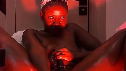 Uzun dildo kremsi zenci amcığının derinliklerine gidiyor