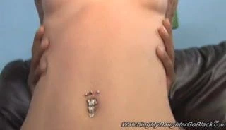 Kızı Faye kaçak büyük zenci tarafından babasının önünde dölleniyor